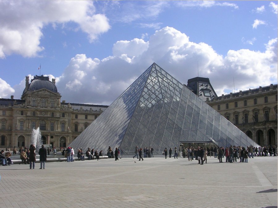 Пирамида в Лувре